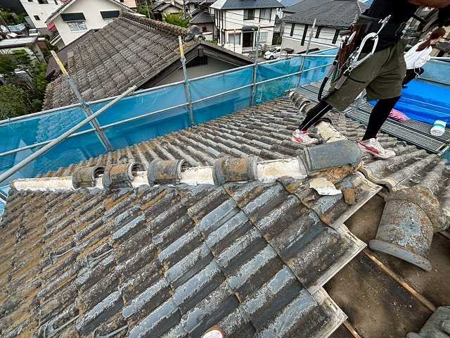 棟瓦の解体作業